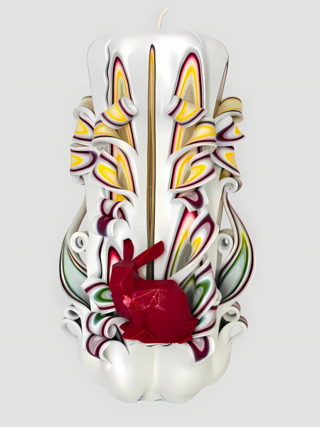 Osterkerze mit fröhlicher Osterhase Figur in Rot, handgeschnitzte Kerze mit Grün-Gelb-Rot Farbverlauf im Schnitt