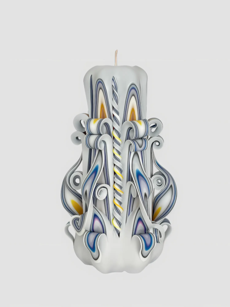 Handgeschnitzte Kerze als Laterne, in Weiß mit blauen Schichten und gelben Farbtönen im Schnitt