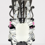 Personalisierte Grabkerze mit kunstvollem Schnitzdesign, geschmückt mit rosa Kunstblumen. Eine große schwarze Kerze (21 cm, ca. 900 g) mit individuellem Schildchen für persönliche Erinnerungen.