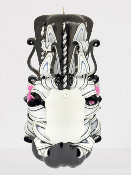 Personalisierte Grabkerze mit kunstvollem Schnitzdesign, geschmückt mit rosa Kunstblumen. Eine große schwarze Kerze (21 cm, ca. 900 g) mit individuellem Schildchen für persönliche Erinnerungen.