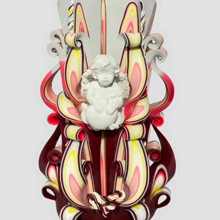 Dekorative Kertze. handgeschnitzte Kerze mit Engelfigur mittig, weinrot-gelbe Farbtöne im Schnitt