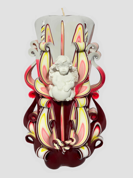 Dekorative Kertze. handgeschnitzte Kerze mit Engelfigur mittig, weinrot-gelbe Farbtöne im Schnitt