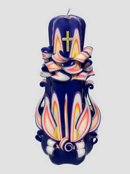 Elegante Taufkerze mit filigranem Design, violett gefärbter Außenfläche, dekorativem Kreuz und rot-gelben Farbtönen im Schnitt.