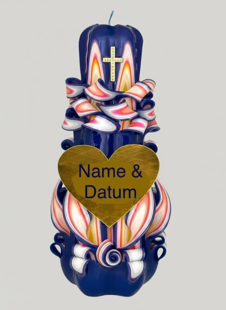 Handgefertigte, royale Taufkerze in Violett mit kunstvoll geschnitzter Oberfläche, farbigen Ornamenten, goldenem Kreuz und Herz für persönliche Gravur.
