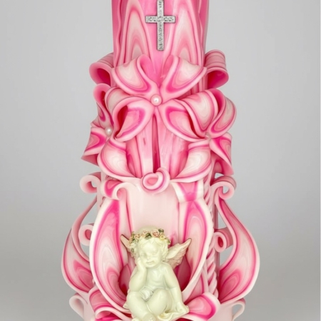 Handgeschnitzte, kunstvoll verzierte Taufkerze in Rosa- und Weißtönen mit Perlendetails, Kreuz und Engel-Figur.