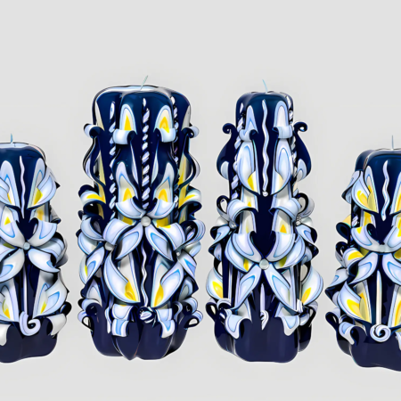 Vier handgeschnitzte Kerzen mit eleganten blauen, weißen und gelben Mustern auf hellgrauem Hintergrund