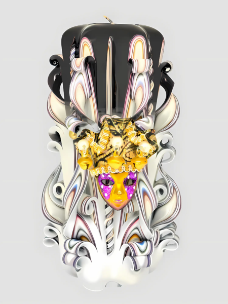 Handgefertigte Kerze mit aufwendig geschnitztem Design in Schwarz, Weiß und Violett, verziert mit goldfarbene Karneval Maske, auf der Maste sind Perlen und kleinen Glöckchen.