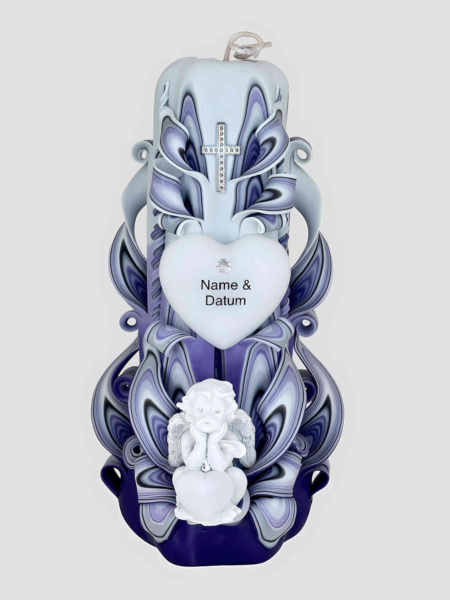 Handgeschnitzte Kerze in Lila mit Engel-Figur und Dekor Kreuz in Silber. In der Mitte ist ein Herz Personalisierung: Name& Datum