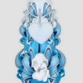 Handgeschnitzte Kerze in Blau mit Engel-Figur und Dekor Kreuz in Silber.
