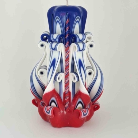 Handgeschnitzte Designkerze in den Farben der französischen Nationalflagge (Blau, Weiß, Rot), kunstvoll geschichtet und verziert