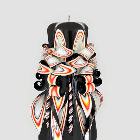 Handgeschnitzte Kerze in schwatz, mit feinen roten und schwarzen Linien in Schnittstellen, 6-eckige Grundform.