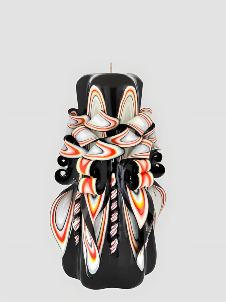 Handgeschnitzte Kerze in schwatz, mit feinen roten und schwarzen Linien in Schnittstellen, 6-eckige Grundform.