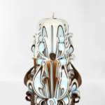 Handgefertigte 18 cm Kerze in Hellblau-Braun mit Kaffeebohnen von Devela Kerzenmanufaktur Berlin – das perfekte Geschenk für Kaffeeliebhaber.