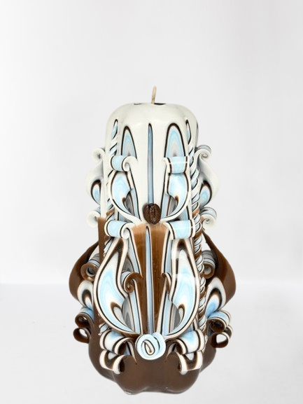 Handgefertigte 18 cm Kerze in Hellblau-Braun mit Kaffeebohnen von Devela Kerzenmanufaktur Berlin – das perfekte Geschenk für Kaffeeliebhaber.