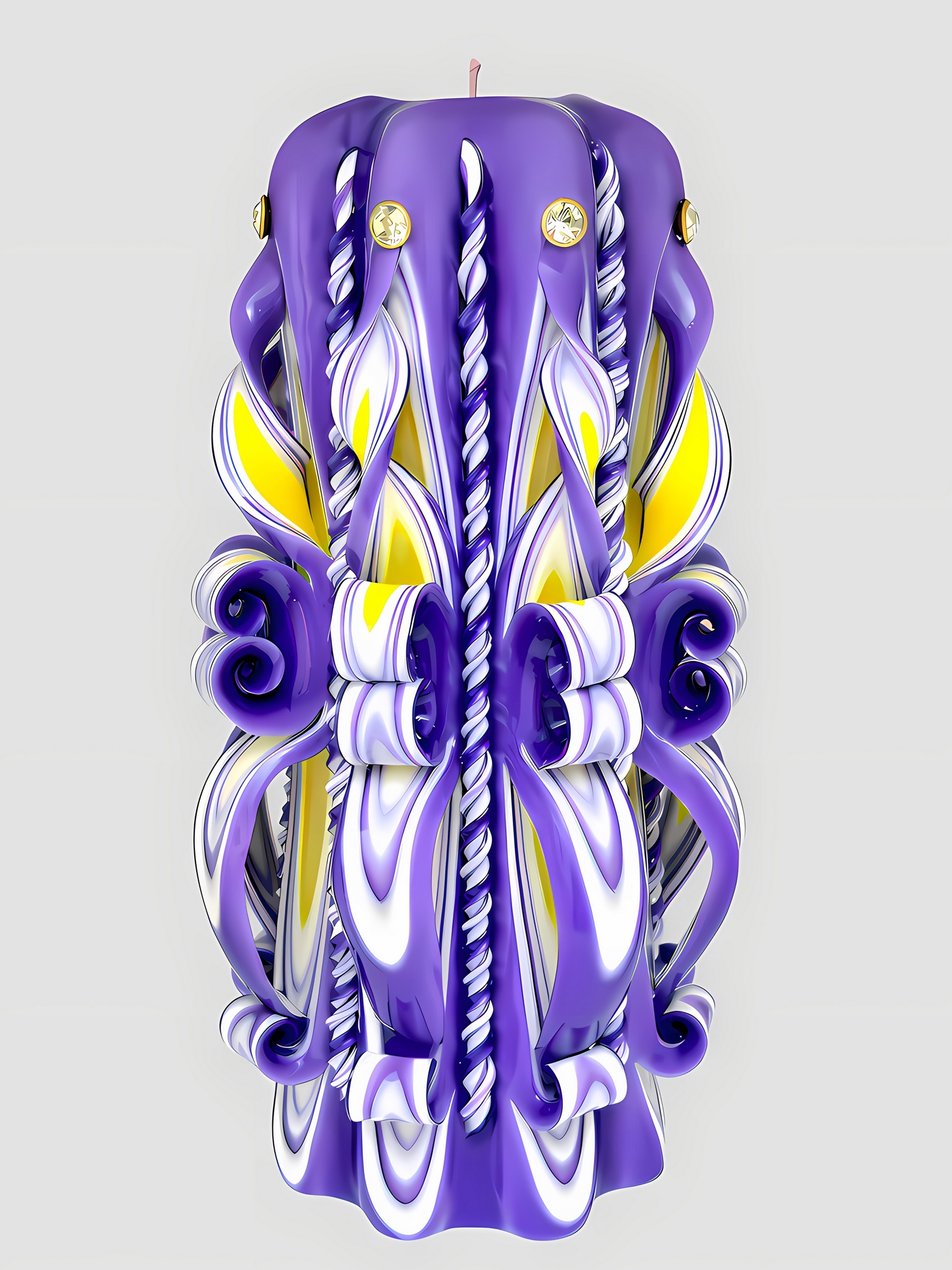 Handgefertigte, kunstvoll geschnitzte Hochzeitskerze in kräftigem Violett mit gelben und weißen Akzenten, dekoriert mit funkelnden Strasssteinen und goldenen Eheringen, platziert zwischen Perlenketten und Edelsteinen