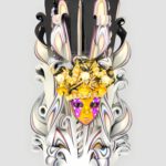 Handgefertigte Kerze mit aufwendig geschnitztem Design in Schwarz, Weiß und Violett, verziert mit goldfarbene Karneval Maske, auf der Maste sind Perlen und kleinen Glöckchen.