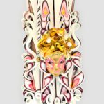 Handgeschnitzte, zylinderförmige Kerze weiß-rosa, mit kunstvoller Verzierung und venezianischer Maske in Gold