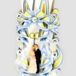 Handgeschnitzte Hochzeitskerze, 21 cm, sechseckig, verziert mit Brautpaar-Figur, Schleifen und Ringen, weiß-blau-gelbe Ornament