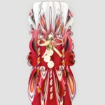 Handgeschnitzte rot-weiße Kerze mit goldener Schleife und Diorröschen Verzierung, große 8-eckige Zylinderkerze.