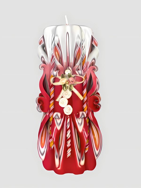 Handgeschnitzte rot-weiße Kerze mit goldener Schleife und Diorröschen Verzierung, große 8-eckige Zylinderkerze.