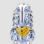 Handgeschnitzte Kerze, 18 cm, kegelförmig und 6-eckig, weiß-blau mit Acrylglas-Herz „Happy Birthday"