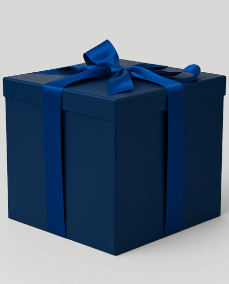 Dunkelblaue Geschenkbox mit glänzendem dunkelblauen Band, auf heller Fläche stehend.