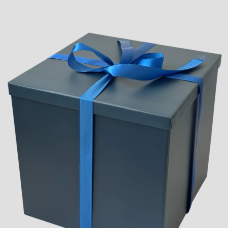 Geschenkbox quadratisch dunkelblau mit Schleife gebunden