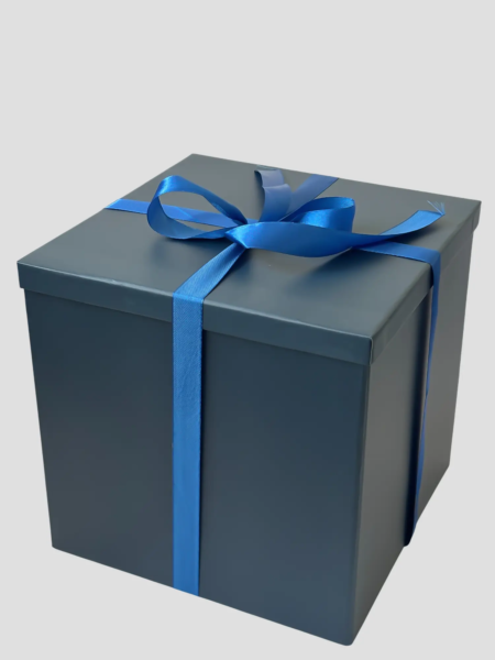 Geschenkbox quadratisch dunkelblau mit Schleife gebunden