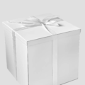 Geschenkbox quadratisch weiß mit Schleife gebunden