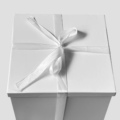 Geschenkbox quadratisch weiß mit Schleife gebunden