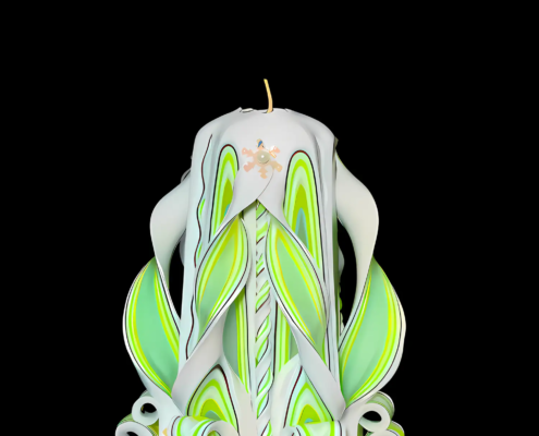 weiße Kerze mit grünen streifen im Schnitz, handgeschnitzte dekorative Kerze aus Paraffin, kegelförmig, 6-eckig