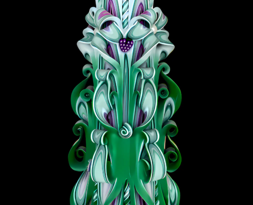 Handgeschnitzte grüne Kerze mit kleiner Brombeere-Dekoperle, dekorative Windungen, mehrschichtiges Paraffin in weiß-lila Farbtönen