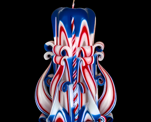 Kegelförmige, sechseckige handgeschnitzte Laternen-Kerze in Blau und Rot mit weißen Akzenten, dekorative Luxuskerze aus Berlin, Unikat.