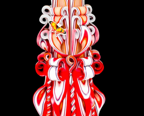 Kegelförmige sechseckige Kerze mit Schmetterling, handgeschnitzt, Farbe rot-weiß, Unikat aus der Devela Kerzenmanufaktur Berlin.