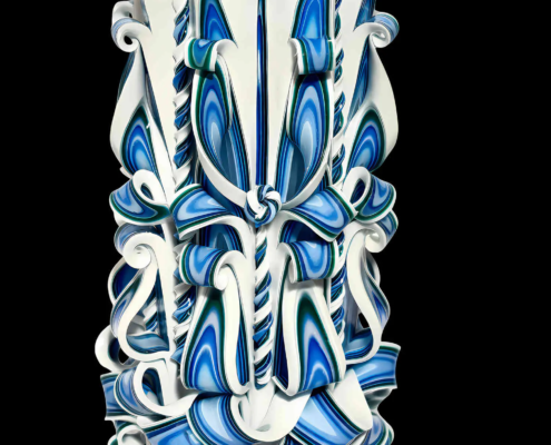 Große weiß-blaue Kerze, handgeschnitzt und zylinderförmig, einzigartiges Unikat aus der Devela Kerzenmanufaktur Berlin.