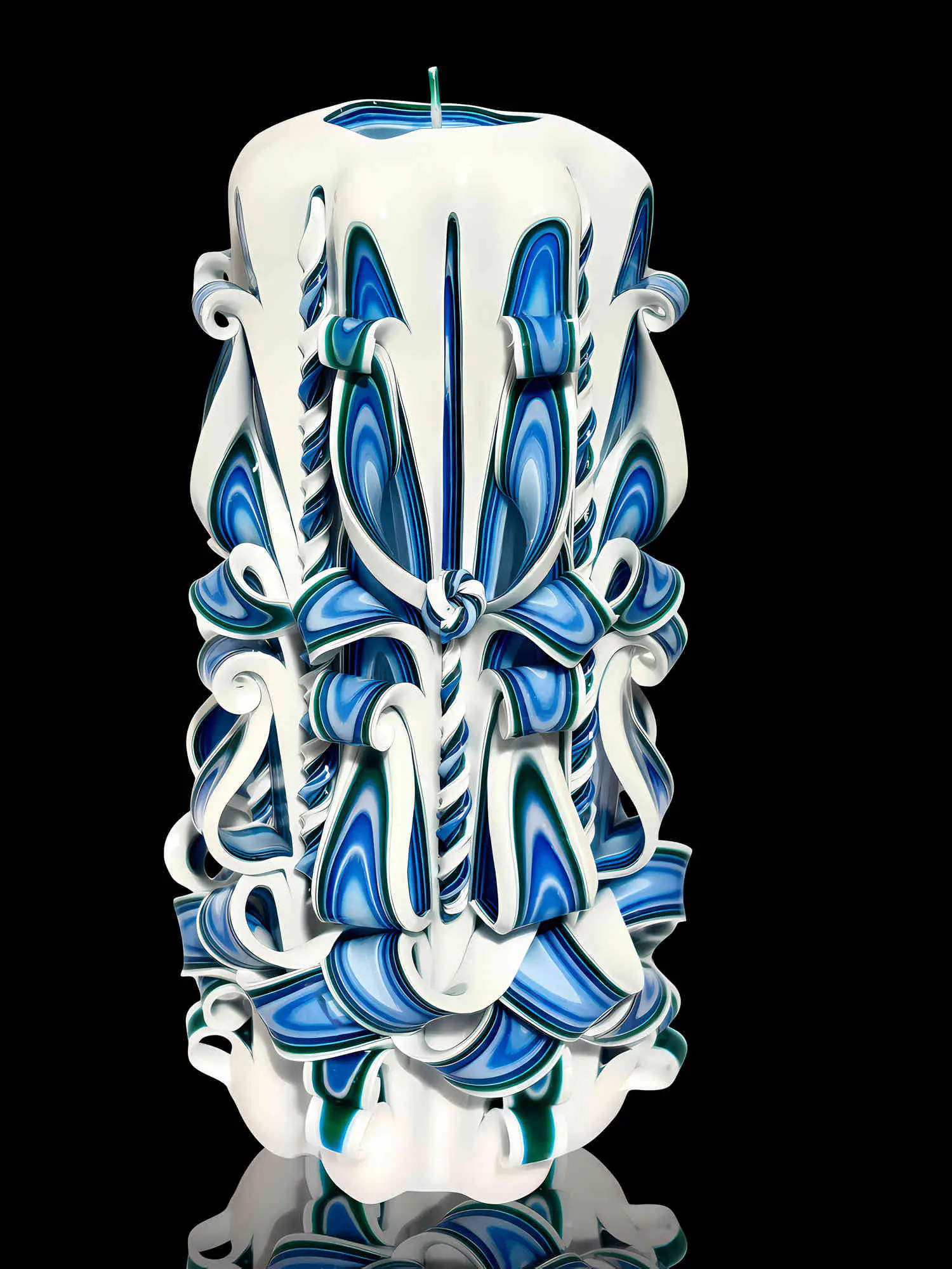 Große weiß-blaue Kerze, handgeschnitzt und zylinderförmig, einzigartiges Unikat aus der Devela Kerzenmanufaktur Berlin.