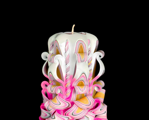 pink-weiße Kerze mit gelben streifen im Schnitt, handgeschnitzte dekorative Kerze, zylinderförmig, 6-eckig