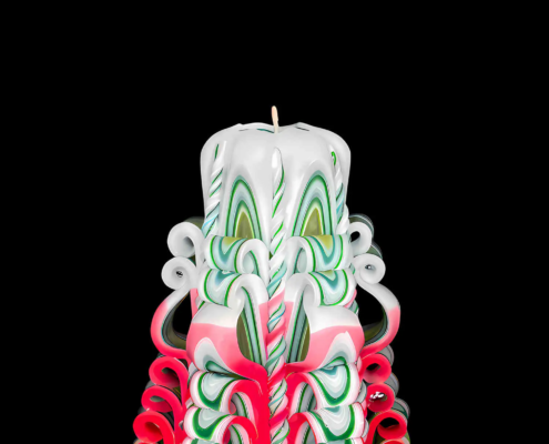 rot-weiße Kerze mit grünen streifen im Schnitz, handgeschnitzte dekorative Kerze, kegelförmig, 6-eckig