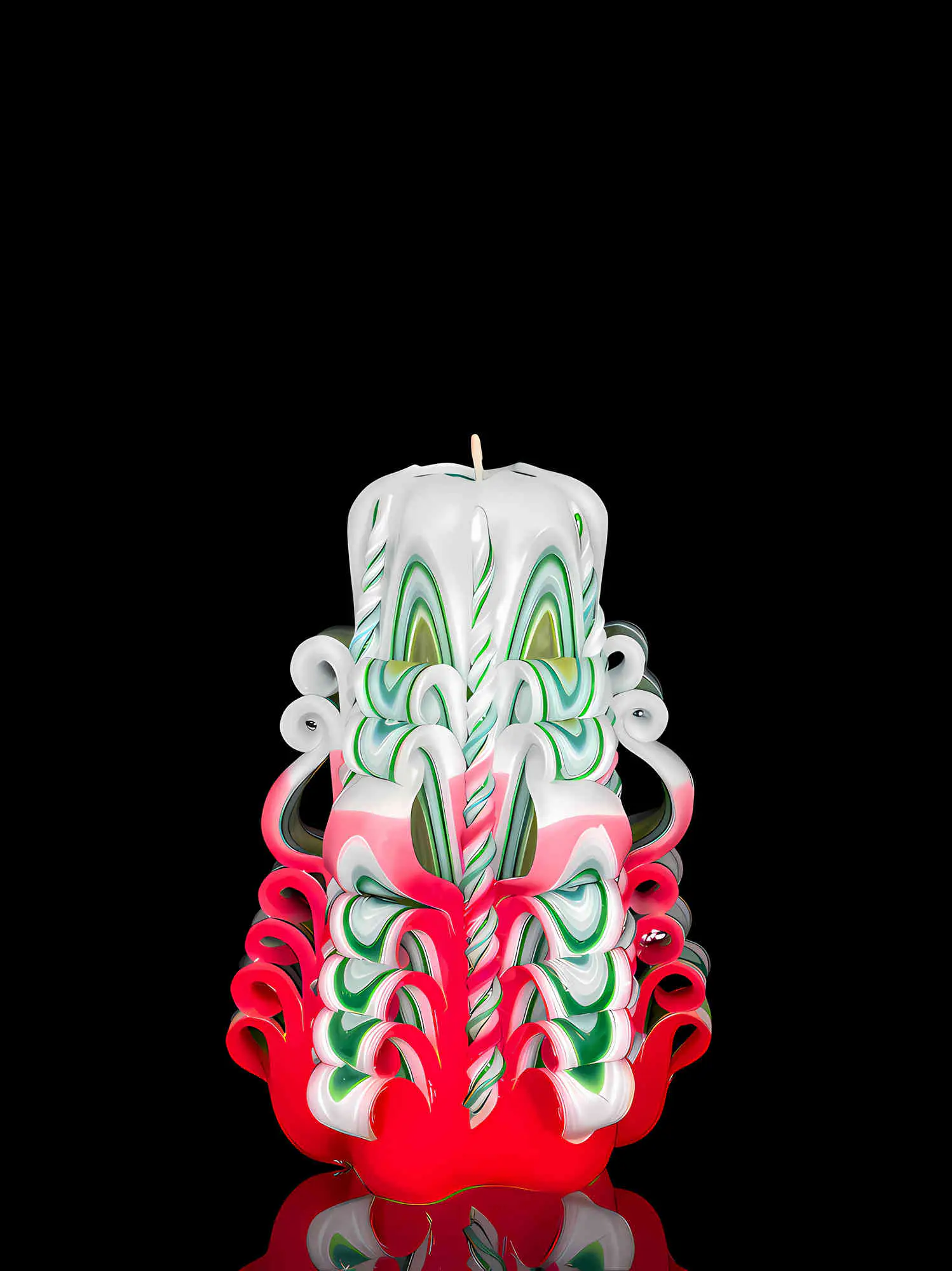 rot-weiße Kerze mit grünen streifen im Schnitz, handgeschnitzte dekorative Kerze, kegelförmig, 6-eckig