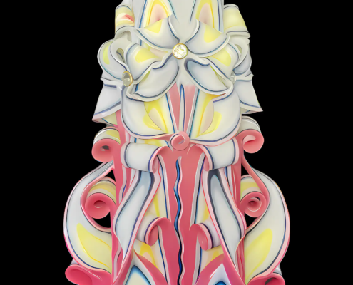 22 cm hohe handgeschnitzte Kerze in zartem Gelb mit rosafarbenen Akzenten, fein gearbeitet im floralen Blumenschnitt.