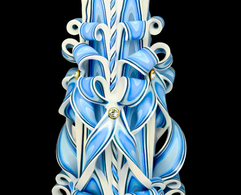 Handgeschnitzte weiße Kerze mit blütenartigen Windungen und einem leuchtend meeresblauen Inneren, dekorativ aufgestellt als edles Geschenk oder elegantes Wohnaccessoire.
