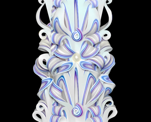 Handgeschnitzte Kerze: Weiß mit lila Streifen – Blumenschnitt-Design