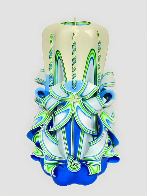 eine Kerze in wei&szlig;-blau, Handgeschnitzte Blumenmuster.