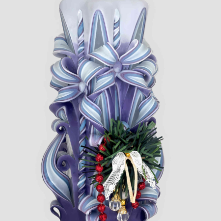 Handgeschnitzte lila Weihnachtskerze im Blumen-Design mit elegantem Dekor