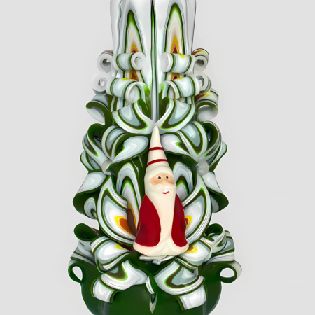 Große handgeschnitzte Weihnachtskerze in grün mit filigranem Blumenschnitt und Weihnachtsmann-Figur