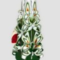 Große handgeschnitzte Weihnachtskerze in grün mit filigranem Blumenschnitt und Weihnachtsmann-Figur