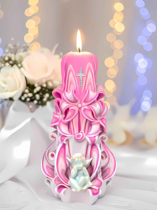 Handgeschnitzte, kunstvoll verzierte Taufkerze in Rosa- und Weißtönen mit Perlendetails, Kreuz und Engel-Figur.