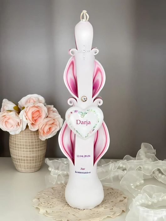 Personalisierte Kommunionskerze für Mädchen in zartem Rosa, individuell gestaltet mit Namen und Kommunionsdatum.