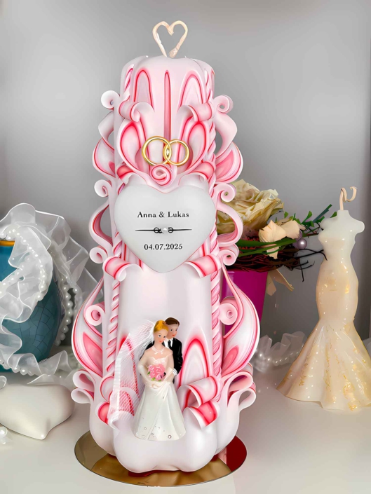 Personalisierte Hochzeitskerze mit Herz, Namen und Hochzeitsdatum, Brautpaar-Figur sowie goldenen Eheringen. Kerze in Weiß-außen, Innen mit rotem Akzent im Schnitt