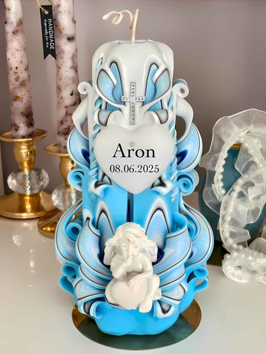 Personalisierte Taufkerze für Jungen in der blaue Farbe, mit Namen und Taufdatum, EngelFigut und Dekorativem Kreuzliebevoll gestaltet für Kinder.